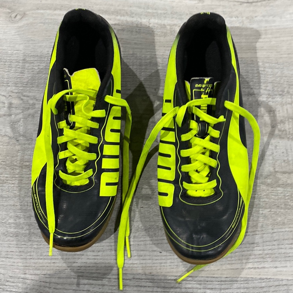 PUMA indoor soccer shoes youth size 4 Excellent Condition
